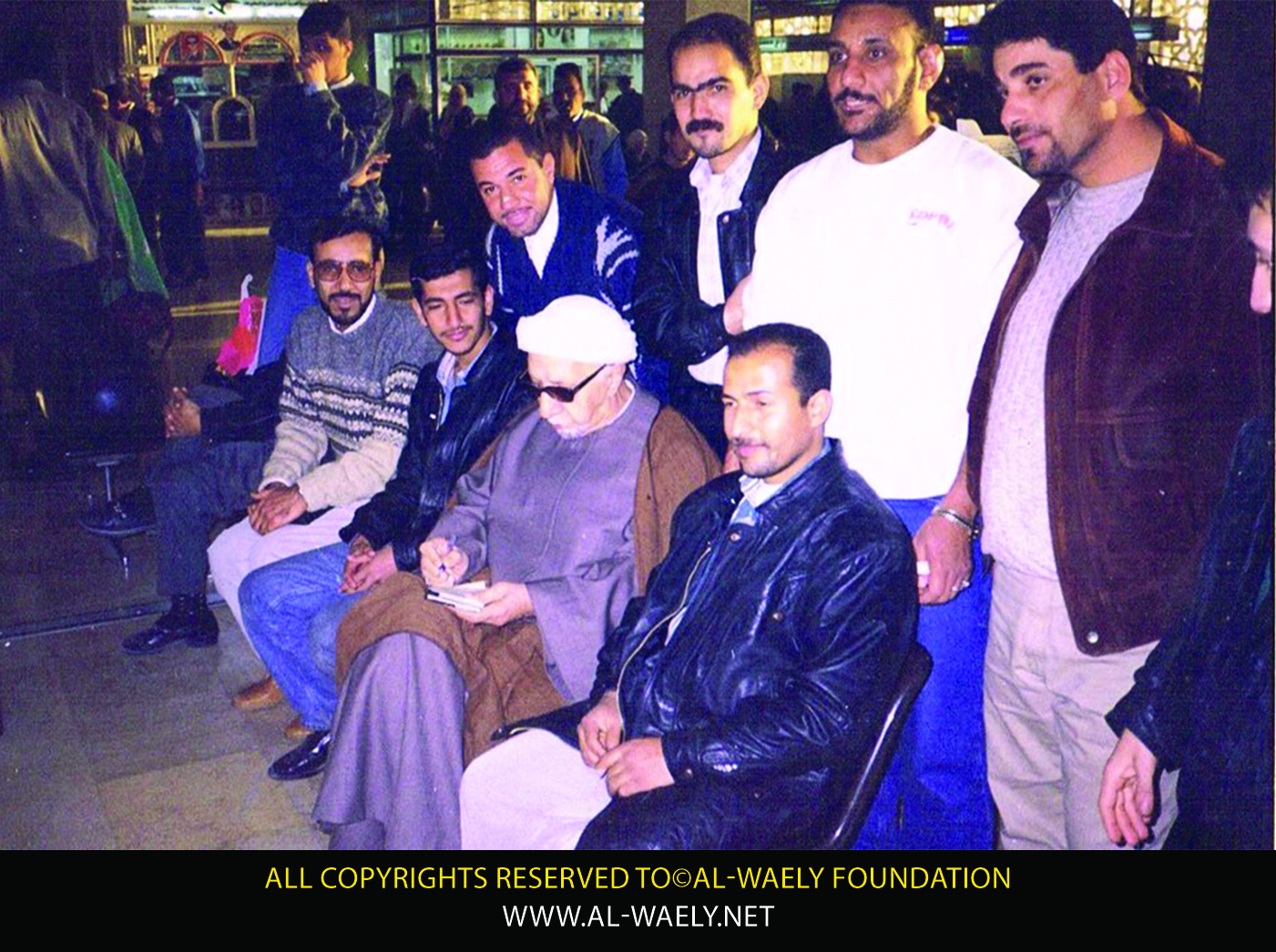  الشيخ احمد الوائلي قدس سره مع مجموعة من محبيه في مطار دمشق عام 1999 ميلادية